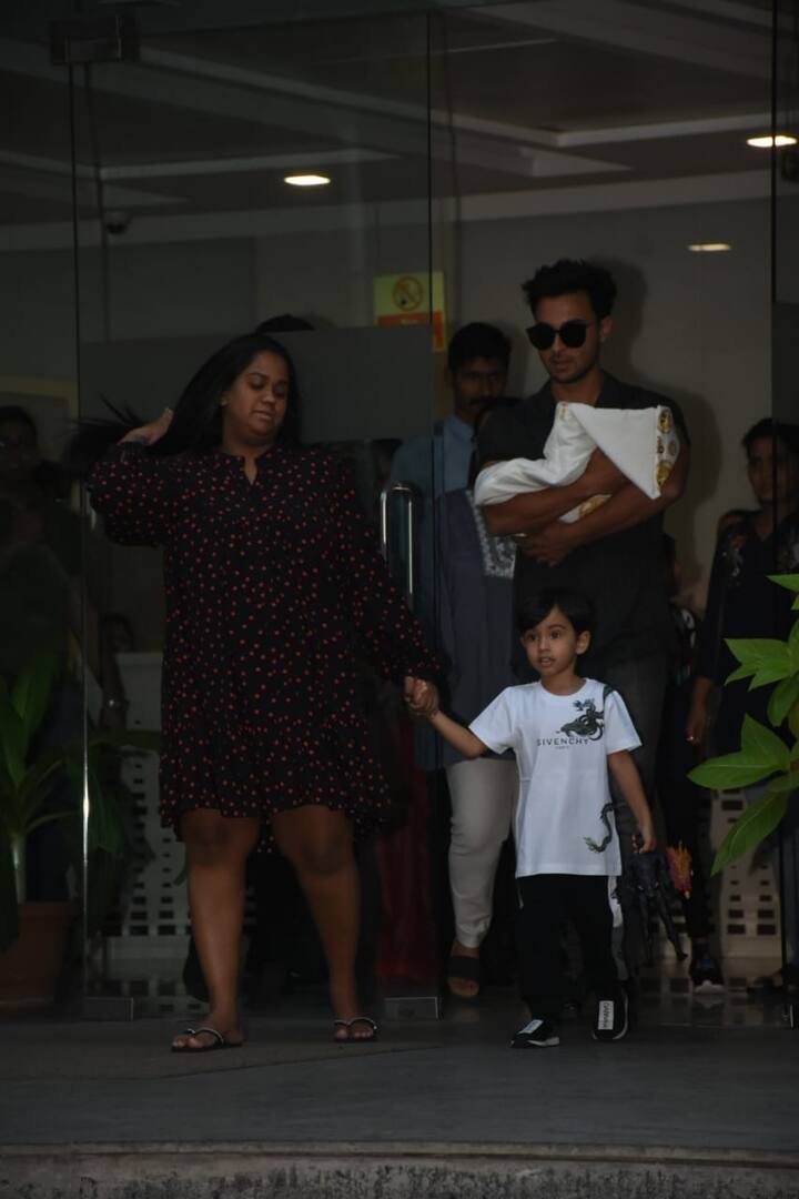 अर्पिता आज अस्पताल से डिस्चार्ज हुईं. इस दौरान आयुष बेटी आयत को अपनी गोद में लिए नज़र आए. (तस्वीर: मानव मंगलानी)