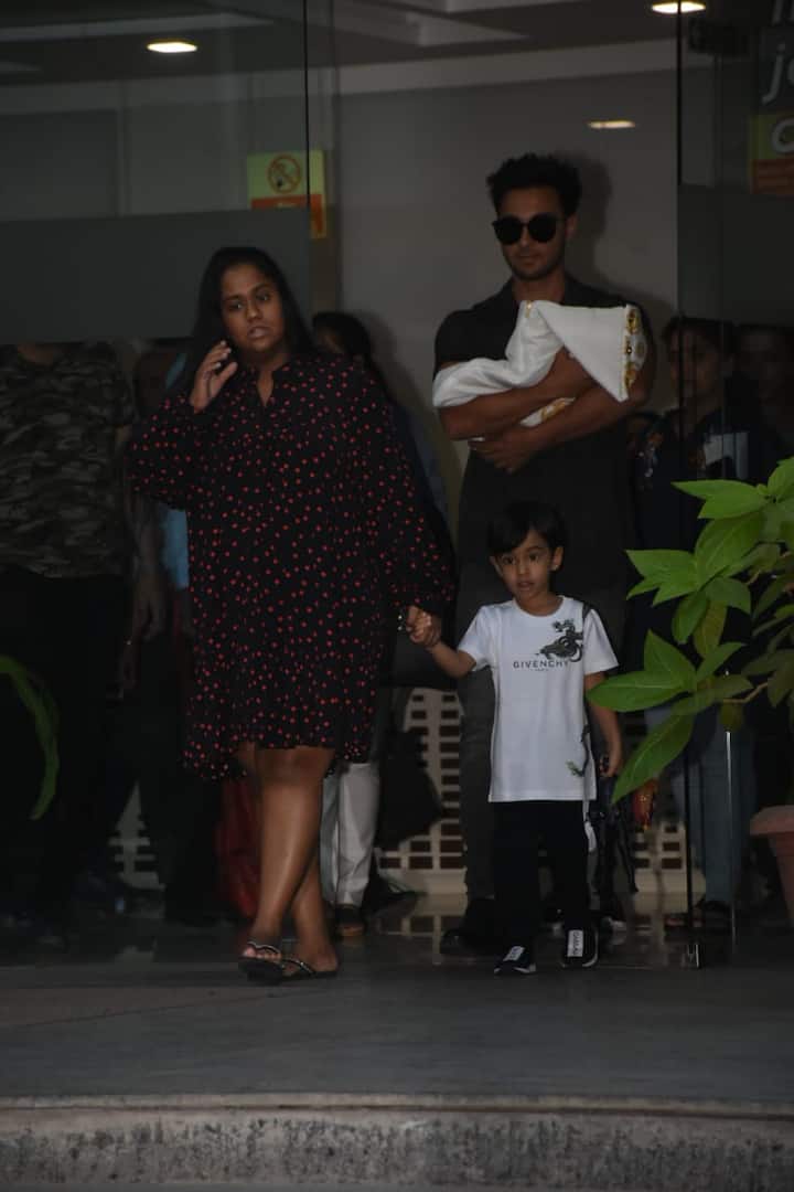 खास बात ये थी कि इस दौरान अर्पिता और आयुष के बेटे अहिल भी साथ में नज़र आए. (तस्वीर: मानव मंगलानी)