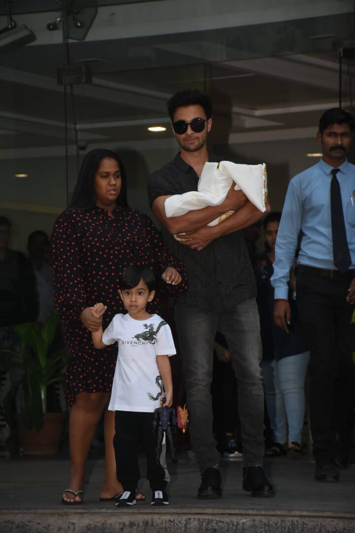 अस्पताल के बाहर शर्मा परिवार ने पैपराज़ी के सामने पोज़ भी दिए. (तस्वीर: मानव मंगलानी)