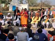 दिल्ली चुनाव: बीजेपी सांसद प्रवेश वर्मा के प्रचार पर लगा बैन तो पत्नी स्वाति ने संभाला मोर्चा