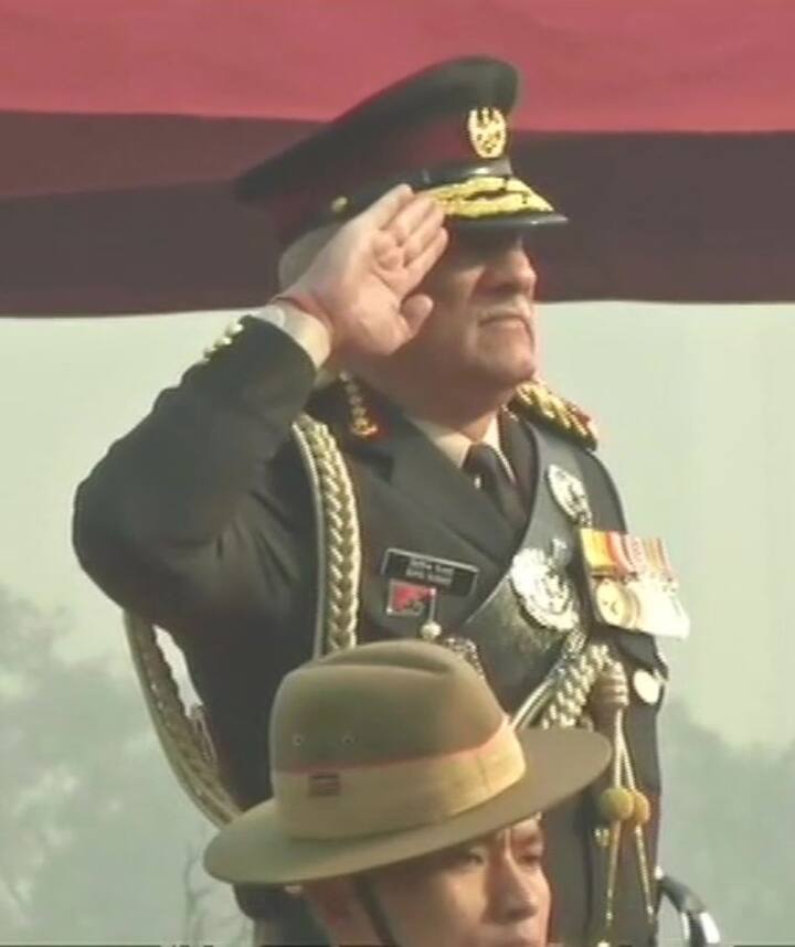सीडीएस की कार पर लगे झंडे में एक तरफ भारत का राष्ट्रीय ध्वज, दूसरी ओर दो तलवार, अशोक चिन्ह और गरुड़ नजर आएंगे.