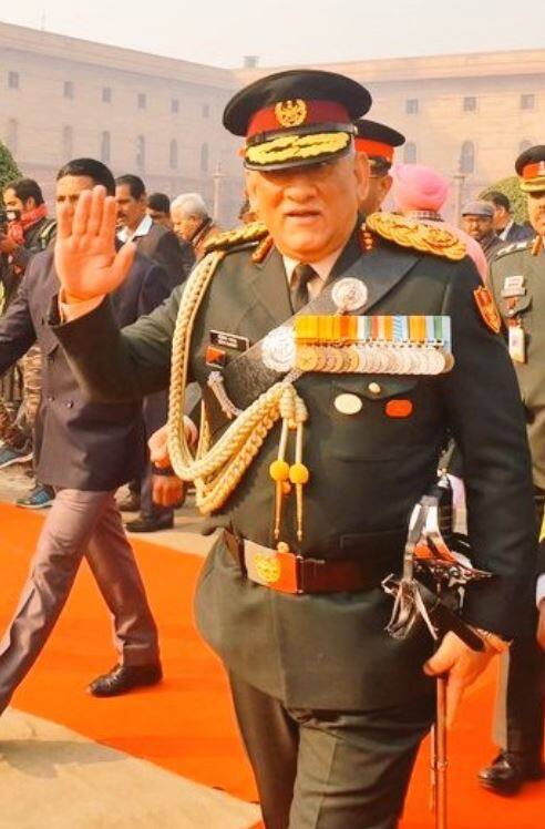 सीडीएस जनरल बिपिन रावत की वर्दी का रंग जैतूनी हरा है, लेकिन उसमें सेना के तीनों अंगों की नुमाइंदगी के लिए अहम बदलाव हुए हैं.