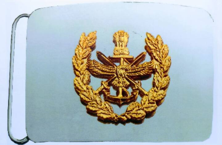 सीडीएस की बेल्ट के बकल पर भी तीनों सेनाओं की नुमाइंदगी के लिए अशोक चिन्ह, दो तलवार, एंकर और गरुड़ है.