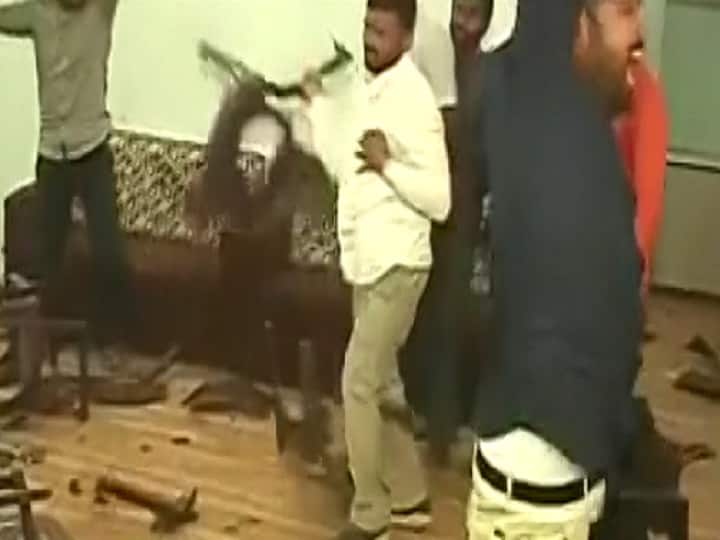 महाराष्ट्र: कांग्रेस विधायक संग्राम थोपटे के समर्थकों का हंगामा, मंत्री न बनाए जाने पर कांग्रेस दफ्तर में की तोड़फोड़ Maharastra: Miffed supporters destruct Cong office after MLA Thopte misses cabinet berth महाराष्ट्र: कांग्रेस विधायक संग्राम थोपटे के समर्थकों का हंगामा, मंत्री न बनाए जाने पर कांग्रेस दफ्तर में की तोड़फोड़