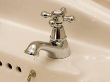 Vastu Tips: घर के नलों से नहीं रिसना चाहिए पानी, धन की होती है बर्बादी