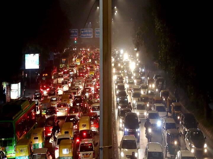 New Year Celebration heavy Traffic jam in parts of Delhi नये साल के जश्न की वजह से दिल्ली में कई जगह पर भयंकर जाम