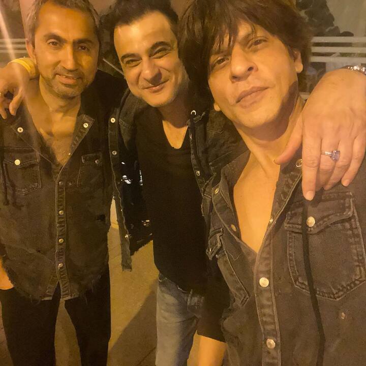 न्यू ईयर पार्टी में सभी ने जमकर मस्ती की. इस दौरान शाहरुख ने खुद एक सेल्फी ली, जिसमें वो संजय कपूर और एक अन्य दोस्त के साथ नज़र आ रहे हैं. (तस्वीर: इंस्टाग्राम)