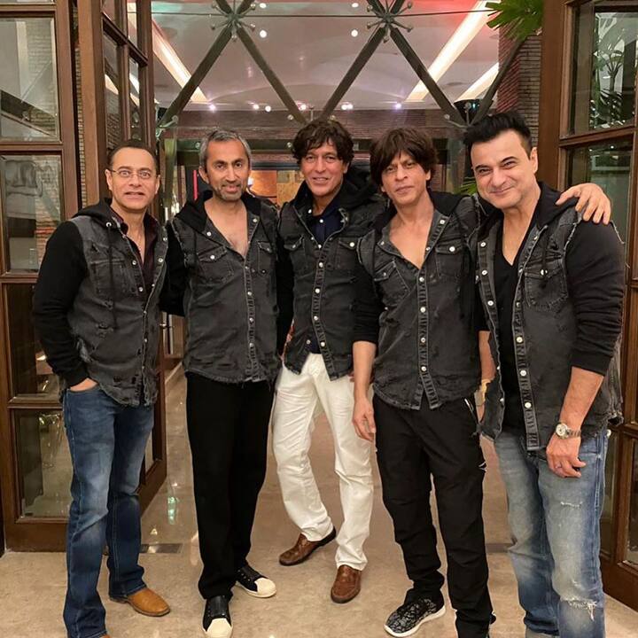 खास बात ये है कि इस पार्टी में जितने भी पुरुष थे सभी ने एक ही तरह की जैकेट पहनी हुई थी. (तस्वीर: इंस्टाग्राम)