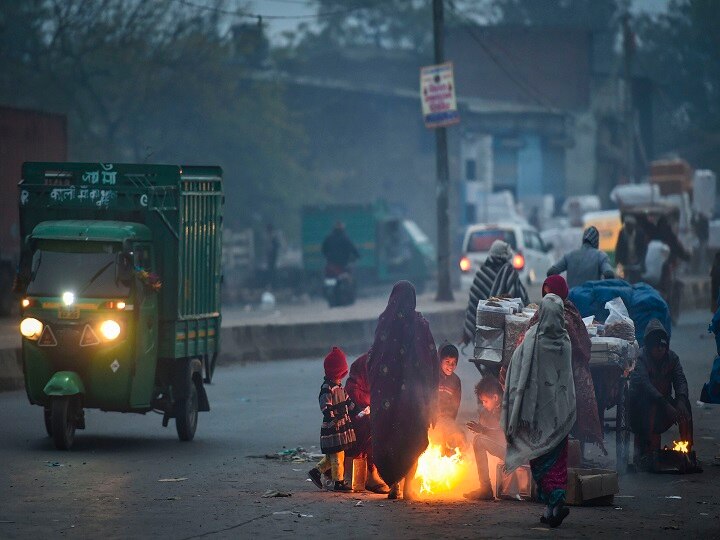 दिल्ली में ठंड से ठिठुरे लोग, 2.4 डिग्री सेल्सियस पर गिरा पारा Weather Update Cold wave and fog continues in Delhi minimum temperature दिल्ली में ठंड से ठिठुरे लोग, 2.4 डिग्री सेल्सियस पर गिरा पारा