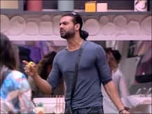 खाना बनाने को लेकर घर में छिड़ी जंग, चार पराठे नहीं मिलने पर विशाल ने प्लेट धोने से किया इनकार