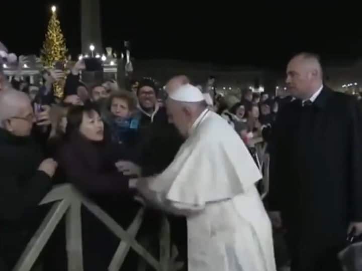 Pope Francis slapping on women s hand वेटिकन सिटीः पोप ने महिला के हाथ पर थप्पड़ मारने को लेकर मांगी माफी