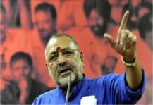 केंद्रीय मंत्री गिरिराज सिंह के विवादित बोल, कहा- अधिकारी आपकी बात न सुनें, तो उन्हें बेंत से मारिए