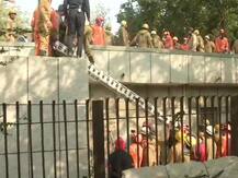 दिल्ली: पीरागढ़ी की फैक्ट्री में लगी आग, रेस्क्यू के दौरान ढही बिल्डिंग, NDRF टीम भी पहुंची