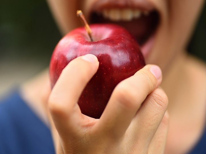 Eating apples keeps lungs healthy, also reduces weight, know what else are the benefit Health Tips: सेब खाने से फेफड़े रहते हैं स्वस्थ, वजन भी होता है कम, जानिए और क्या फायदे हैं