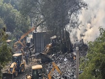 दिल्ली के पीरागढ़ी बैटरी बनाने वाली फैक्ट्री में लगी भयंकर आग, एक फायरमैन की मौत