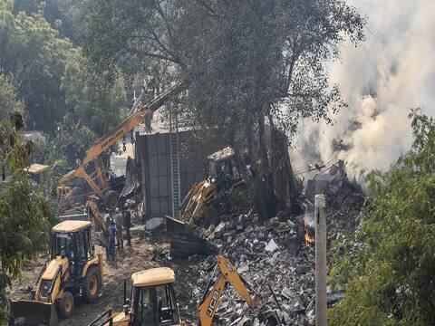 दिल्ली के पीरागढ़ी बैटरी बनाने वाली फैक्ट्री में लगी भयंकर आग, एक फायरमैन की मौत दिल्ली के पीरागढ़ी बैटरी बनाने वाली फैक्ट्री में लगी भयंकर आग, एक फायरमैन की मौत