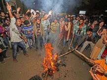 कानून का पालन करने वाला नागरिक, भीड़ का हिस्सा बनते ही कानून अपने हाथ में क्यों ले लेता है?