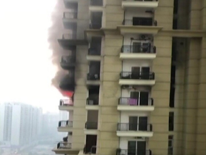 Fire in Apex Athena apartment in Noida नोएडा के सेक्टर 75 में Apex Athena के एक फ्लैट में लगी भीषण आग, एक शख्स घायल