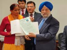 दिल्लीः केंद्रीय मंत्री हरदीप पुरी ने 20 परिवारों को पक्के घर के कागजात सौंपे, AAP ने लगाया फर्जी रजिस्ट्री का आरोप