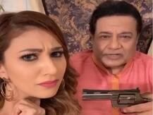 Viral वीडियो: आखिर किस वजह से अनूप जलोटा अपनी शिष्या जसलीन मथारू को दिखा रहे हैं 'बंदूक'