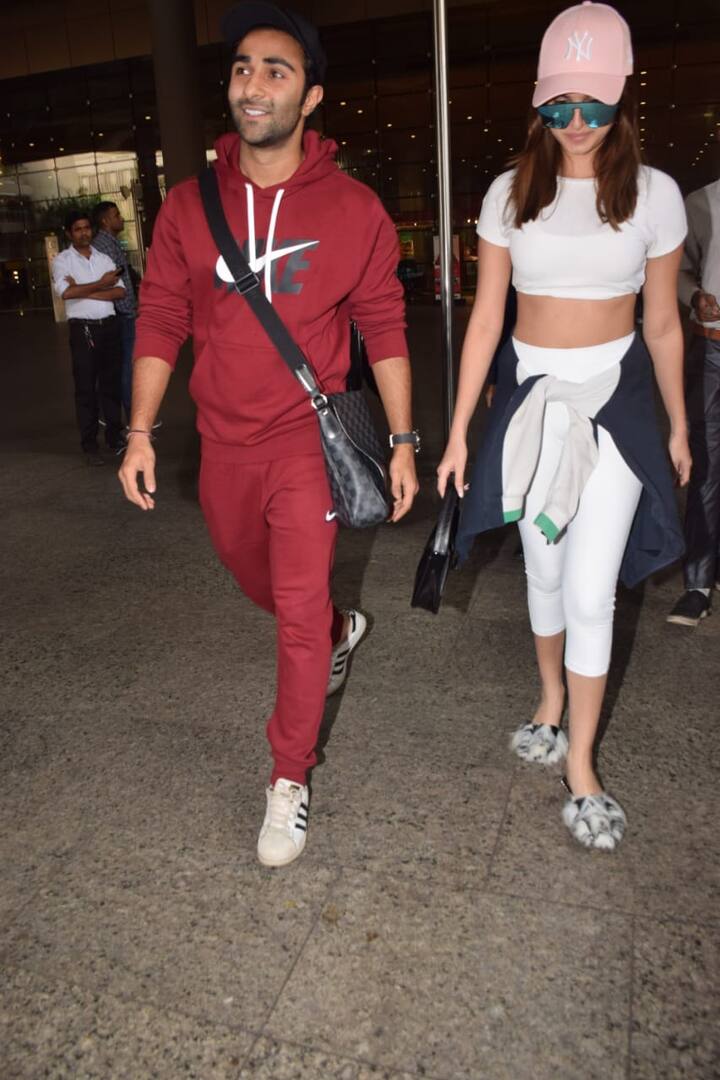हालांकि इस दौरान तारा के लुक से अंदाजा लगाया जा रहा है कि उन्होंने पैपजारी की नजरों से बचने की पूरी कोशिश की लेकिन वो बच नहीं पाईं. (Photo Credit: Manav Manglani)