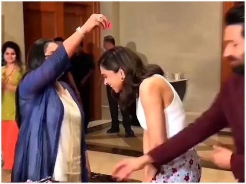 Deepika Padukone Birthday: सेलिब्रेशन में दीपिका पर हुई फूलों की बारिश, वीडियो वायरल Deepika Padukone Birthday: सेलिब्रेशन में दीपिका पर हुई फूलों की बारिश, वीडियो वायरल