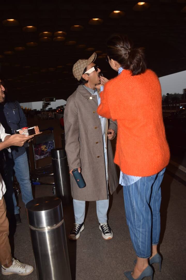 इस तस्वीर में आप देख सकते हैं कि दीपिका ने रणवीर सिंह को भी केक खिलाया. (Photo Credit: Manav Manglani)