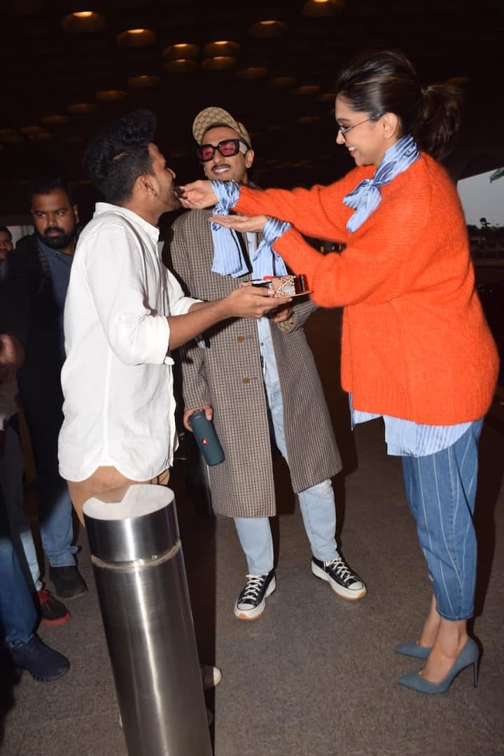 साथ ही उन्होंने अपने हाथों से सेलिब्रेशन करने वाले फैंस को केक खिलाया भी. (Photo Credit: Manav Manglani)