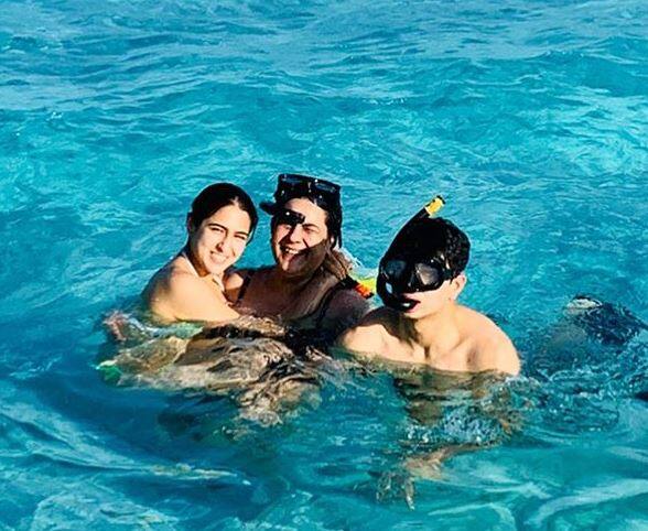 वहीं तलाक के बाद अमृता को बच्चों की कस्टडी मिली और उन्होंने अकेले ही दोनों बच्चों को पाला. आज दोनों बड़े हो चुके हैं और सारा फिल्मों में भी डेब्यू कर चुकी हैं. वहीं एक बार सारा ने ये भी कहा था कि एक घुटन भरे घर से अच्छा आज उनके पास दो खुशहाल घर हैं. (Photo Credit - Instagram)