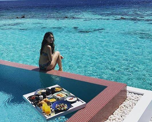 उनकी इस फैमिली वेकेसन की तस्वीर इंटरनेट पर काफी तेजी से वायरल हो रही हैं. (Photo Credit: @saraalikhan95 Instagram)