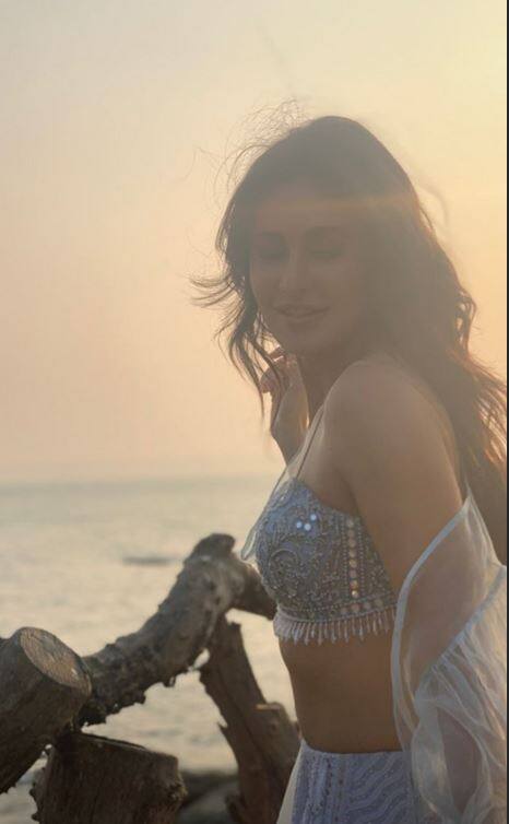 शादी के अलावा अभिनेत्री ने गोवा के बीच पर क्लिक की गईं तस्वीरों को भी अपने चाहने वालों के बीच शेयर किया है.