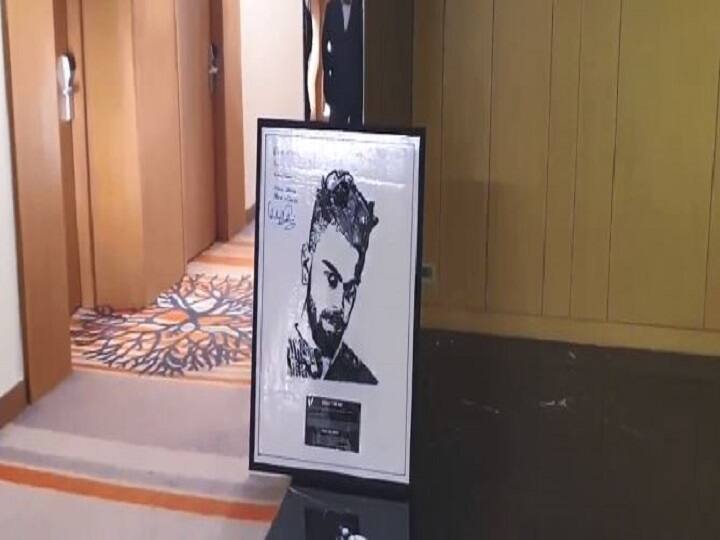 video Ind Vs SL fan special gift for virat kohli Ind Vs SL: गुवाहाटी T-20 से पहले फैंस ने दिया विराट कोहली को ऐसा तोहफा, निहारते रहे कप्तान, देखें वीडियो