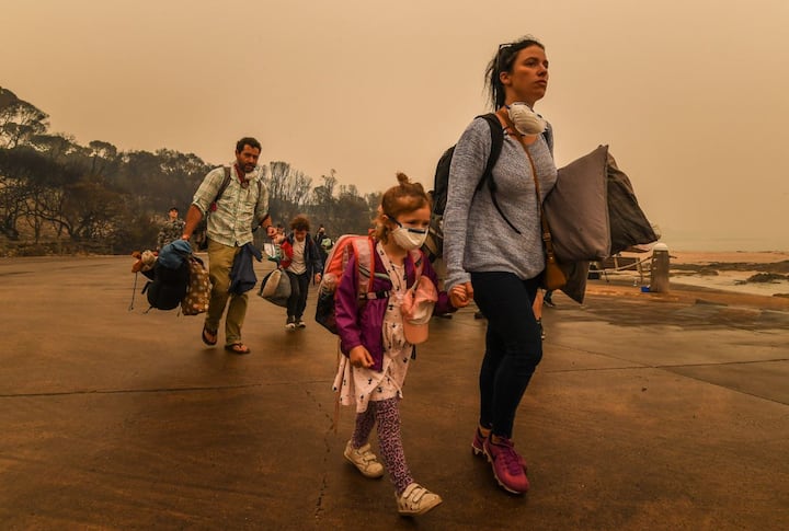 दक्षिणपूर्वी ऑस्ट्रेलिया में पिछले सप्ताह लगभग 500 घर जलकर राख हो गए. लोगों ने आग से प्रभावित इलाके छोड़ दिए हैं.