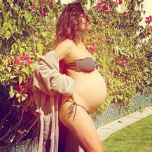 PHOTOS: दूसरे बच्चे की डिलीवरी के बेहद करीब हैं लीजा हेडन, बेबी बंप फ्लॉन्ट करते शेयर की ये तस्वीरें