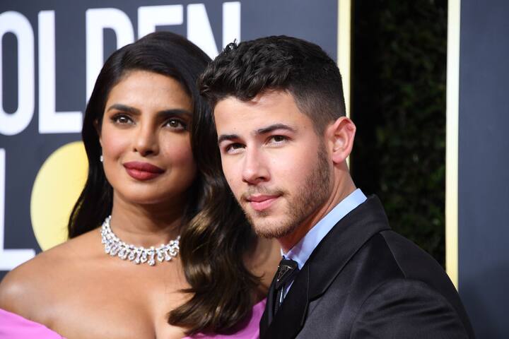 सोशल मीडिया पर देसी गर्ल और निक का ये अंदाज उनके फैंस को काफी पसंद किया जा रहा है. (Photo Credit: Getty Images)