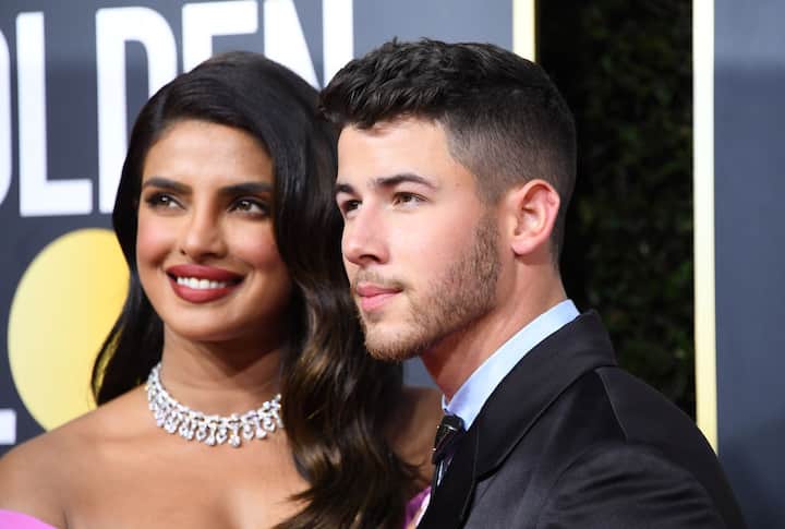 वहीं इस दौरान निक जोनास फॉर्मल्स में उनके साथ काफी डैशिंग लग रहे थे. (Photo Credit: Getty Images)