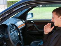 अगर आपकी कार में भी आती है बदबू, तो इसे ऐसे कर सकते हैं दूर