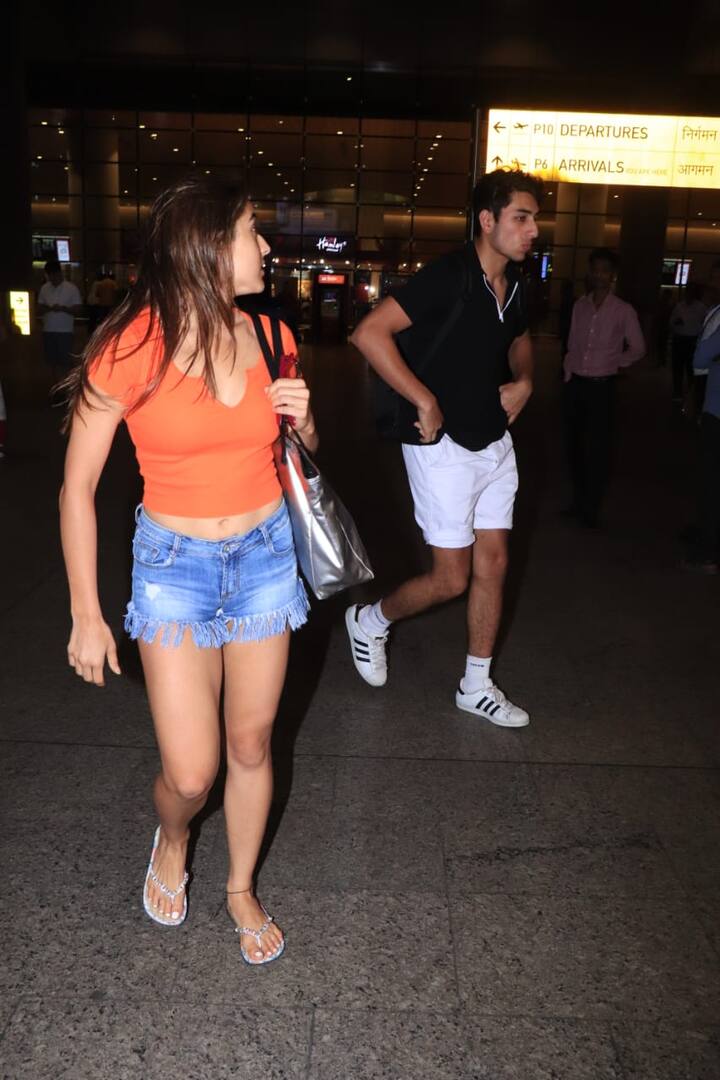 एयरपोर्ट पर नज़र आए इब्राहिम अली खान ने इस दौरान सफेद रंग की कैपरी और काले रंग की टी-शर्ट पहनी हुई थी. (तस्वीर: मानव मंगलानी)