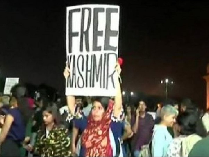 Free Kashmir demonstrations at Gate way of India in mumbai during JNU Protest Claim BJP Leader Kirit Somaiya BJP नेता किरीट सोमैया का दावा- ‘मुंबई में JNU हिंसा के खिलाफ प्रदर्शन में दिखे 'फ्री कश्मीर' के बोर्ड'
