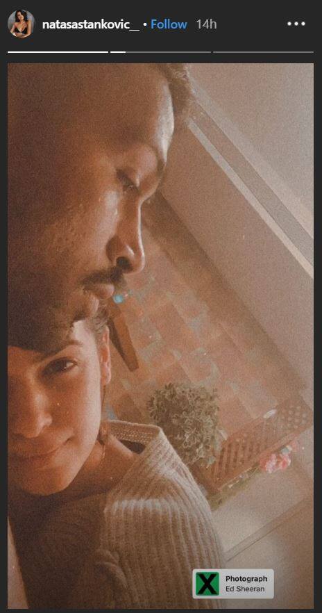 इस तस्वीर को नताशा ने इंस्टाग्राम स्टोरी के जरिए फैंस के साथ शेयर किया है. सोशल मीडिया पर स्टार्स की ये तस्वीर काफी तेजी से वायरल हो रही है.