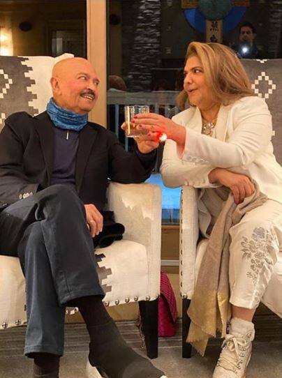 फोटोज में ऋतिक रोशन की मां पिंकी और पापा राकेश रोशन ड्रिंक इंजॉय करते दिखाई दिए.