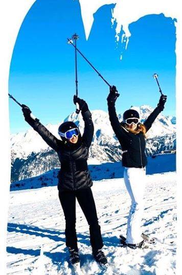 बर्फीले इलाके में छुट्टियां मनाते हुए सुजैन ने तस्वीरें सोशल मीडिया पर शेयर की.