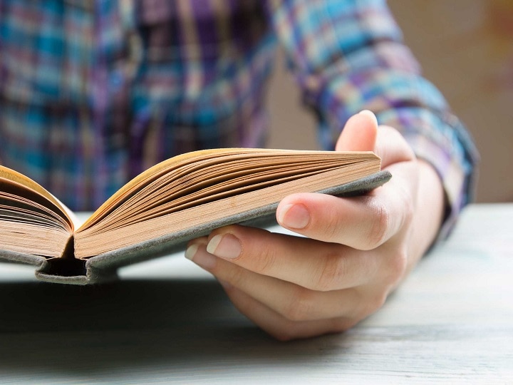 Here is how book reading improves your health know its benefits किताब पढ़ने के होते हैं स्वास्थ्य लाभ के साथ-साथ अनेक फायदे, जानिए कैसे