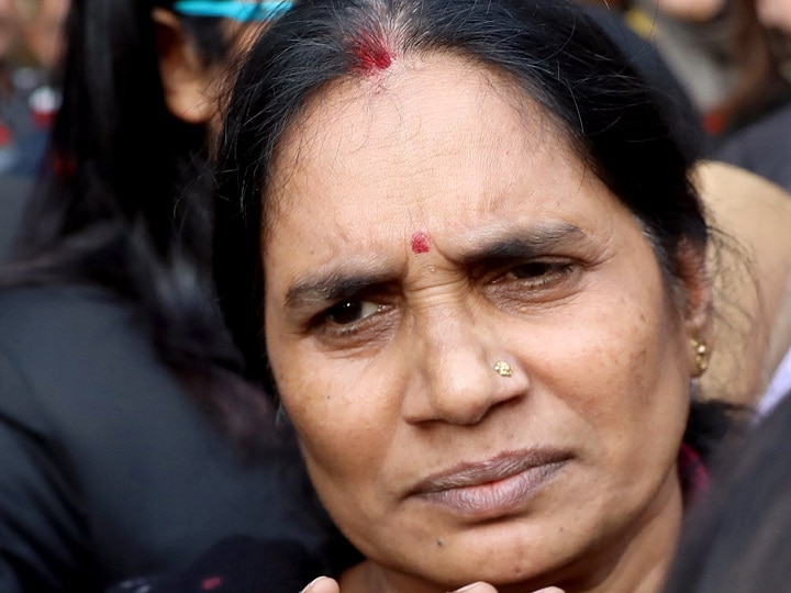 Nirbhaya incident completed 8 years, mother Asha Devi said- 'I will keep on fighting for justice' निर्भया कांड को 8 साल हुए पूरे, मां आशा देवी ने कहा- 'इंसाफ की लड़ाई लड़ती रहूंगी'