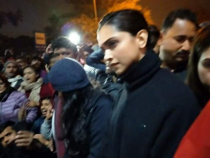 Deepika padukone attends Kanhaiya kumar demonstration against JNU Violence कन्हैया के आज़ादी के नारों के बीच JNU पहुंची दीपिका पादुकोण, घायल छात्रसंघ अध्यक्ष आईशी घोष से की मुलाकात
