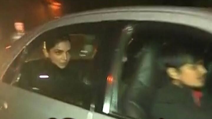 काफी देर वहां रहने के बाद दीपिका पादुकोण गाड़ी में बैठकर वहां से चली गईं.