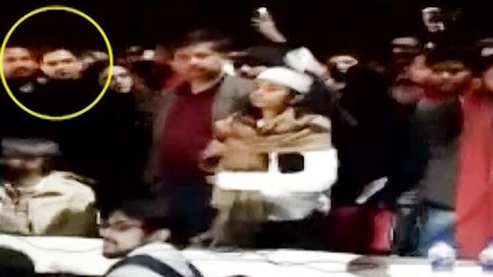 प्रोटेस्ट में शामिल हुईं दीपिका ने जेएनयू छात्रसंघ अध्यक्ष आईशी घोष से मुलाकात की. हमले में आईशी को भी गंभीर चोटें आईं हैं.