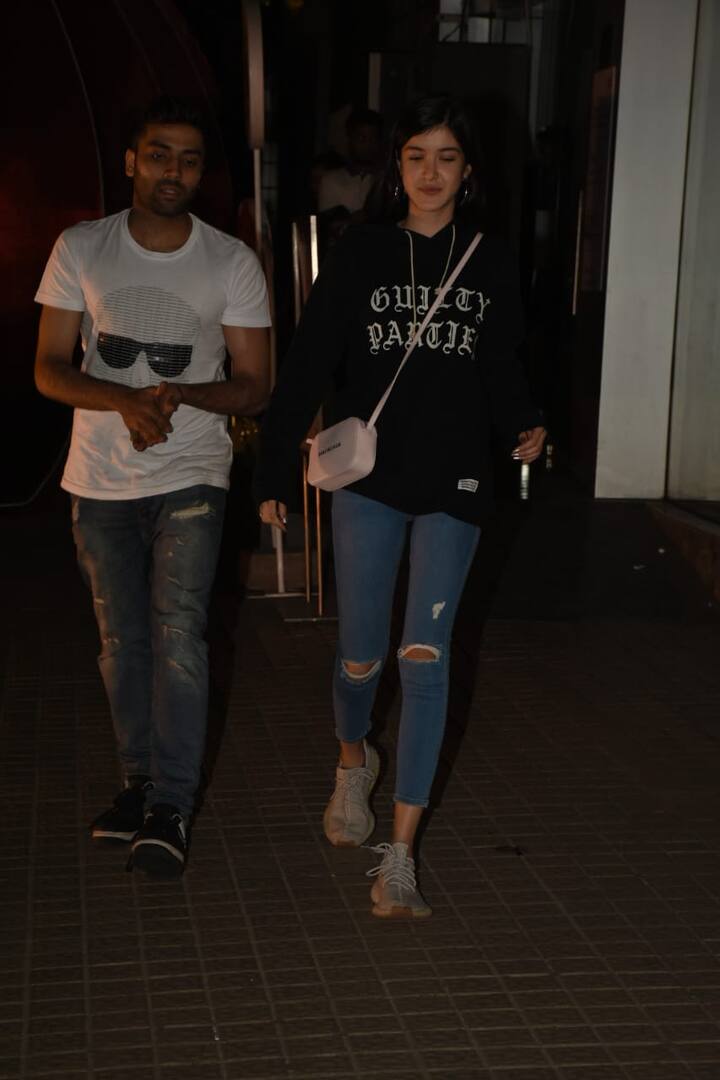 वहीं शनाया भी जींस टीशर्ट में काफी सिंपल अंदाज में दिखाई दीं. (Photo Credit: Manav Manglani)