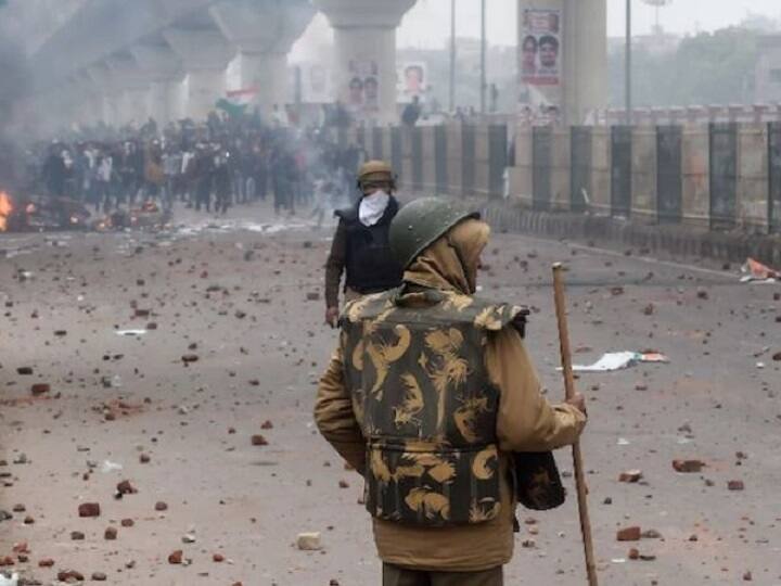 दिल्ली: सीलमपुर हिंसा मामले में दो गिरफ्तार, सीसीटीवी फुटेज में पथराव करते आए थे नजर Delhi- Two arrested in Seelampur violence case, seen stoned in CCTV footage दिल्ली: सीलमपुर हिंसा मामले में दो गिरफ्तार, सीसीटीवी फुटेज में पथराव करते आए थे नजर