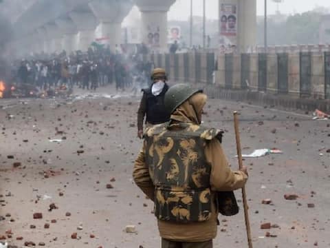 दिल्ली: सीलमपुर हिंसा मामले में दो गिरफ्तार, सीसीटीवी फुटेज में पथराव करते आए थे नजर दिल्ली: सीलमपुर हिंसा मामले में दो गिरफ्तार, सीसीटीवी फुटेज में पथराव करते आए थे नजर
